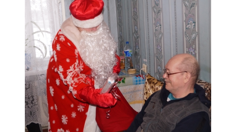 Получатели социальных услуг на дому принимали поздравления с наступающим Новым годом