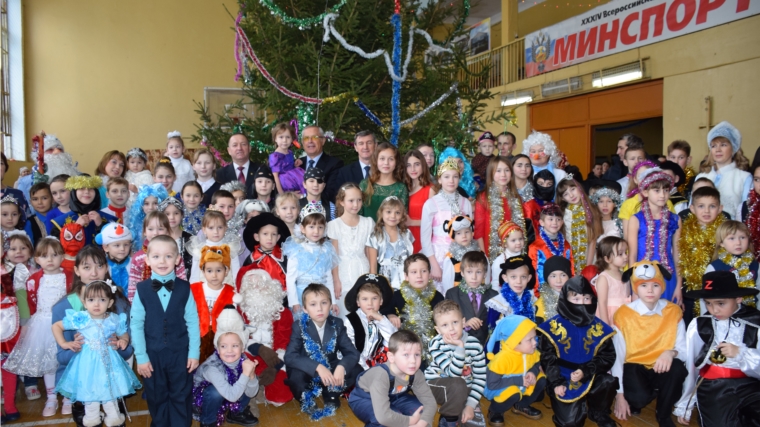 Для детей, нуждающихся в социальной поддержке, состоялась новогодняя ёлка главы Красночетайского района