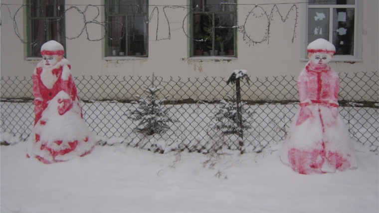 Новогодних гостей Тегешевского сельского Дома культуры встречают Дед Мороз и Снегурочка, а также еще символ 2018 года – снежная скульптура собаки
