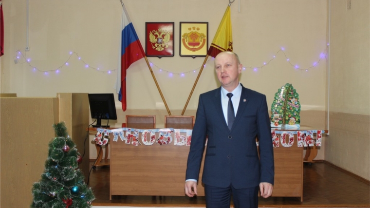 Глава муниципалитета Андрей Софронов поздравил коллектив районной администрации и ветеранов муниципальной службы с наступающим Новым годом и Рождеством