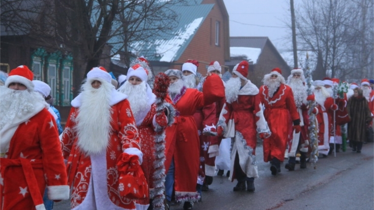Ярко, весело и искромётно прошло в Алатыре первое шествие Дедов Морозов и Снегурочек