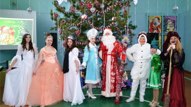 Новогоднее настроение учащимся подарили мероприятия, прошедшие в Чуварлейской средней школе