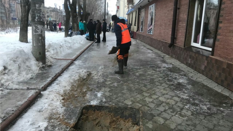 В новогодние праздники в городе Канаш ведется работа по надлежащему содержанию автомобильных дорог и тротуаров