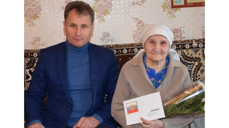 Глава администрации г. Шумерля поздравил ветерана труда, труженицу тыла Екатерину Петровну Сюбаеву с 90-летием