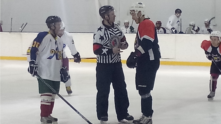Любители спорта города Канаш продолжили Декаду спорта и здоровья организацией и проведением ежегодного турнира по хоккею с шайбой среди взрослых команд памяти Ю.П.Антонова