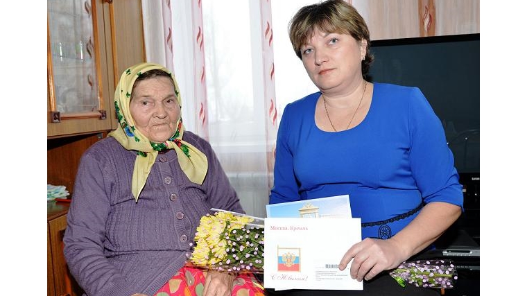 Жительницу д.Верхние Бюртли-Шигали Марию Ивановну Кузьмину поздравили с 90-летием