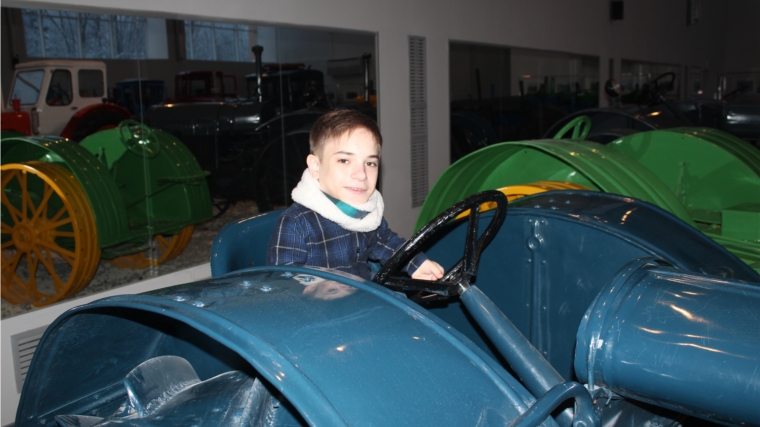 Победитель музыкального конкурса «Голос. Дети» Данил Плужников посетил в Чебоксарах Музей истории трактора