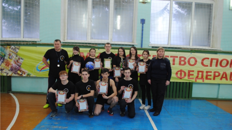 На базе Шемуршинской средней школы состоялись районные соревнования по гиревому спорту