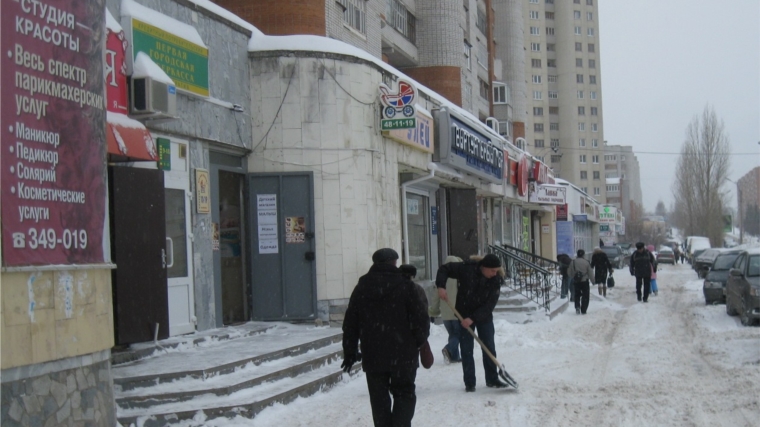 Предприятия торговли Московского района г. Чебоксары добросовестно выполняют уборку прилегающей территории