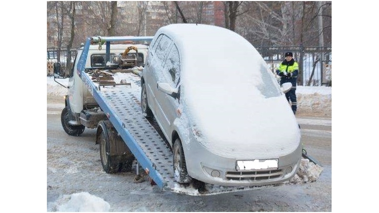 В Московском районе г. Чебоксары проводится работа по эвакуации автомобилей, препятствующих механизированной уборке снега