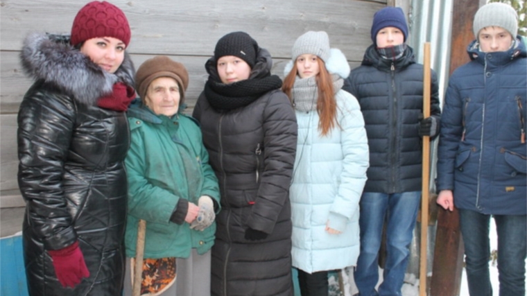 Время добрых дел в Шумерле: волонтеры оказывают посильную помощь одиноким и пожилым