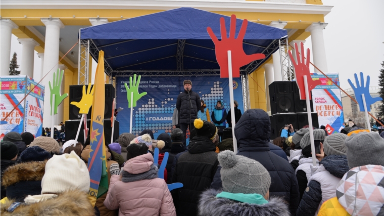 Глава города Чебоксары Евгений Кадышев принял участие в торжественном митинге-концерте на Красной площади в честь Года добровольца и волонтера