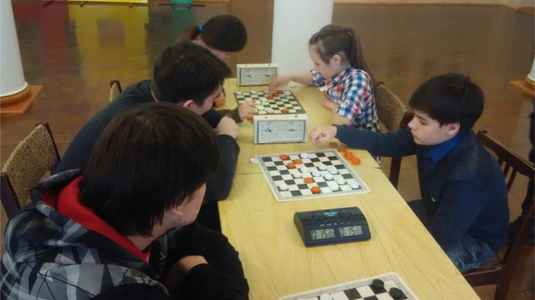 В рамках месячника оборонно-массовой работы юные шумерлинцы выявляли сильнейших в шахматном и шашечном турнирах