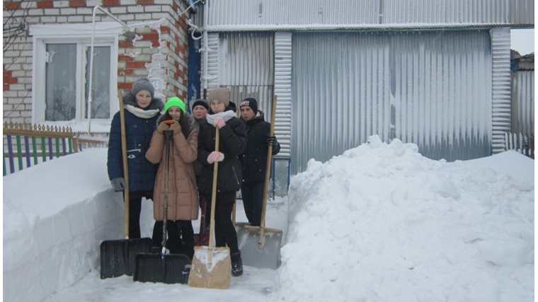 Волонтеры Байглычевской основной школы помогают в уборке снега ветеранам