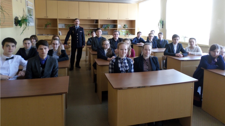 В библиотеке семейного чтения города Канаш провели профориентационный час «Профессия – полицейский»