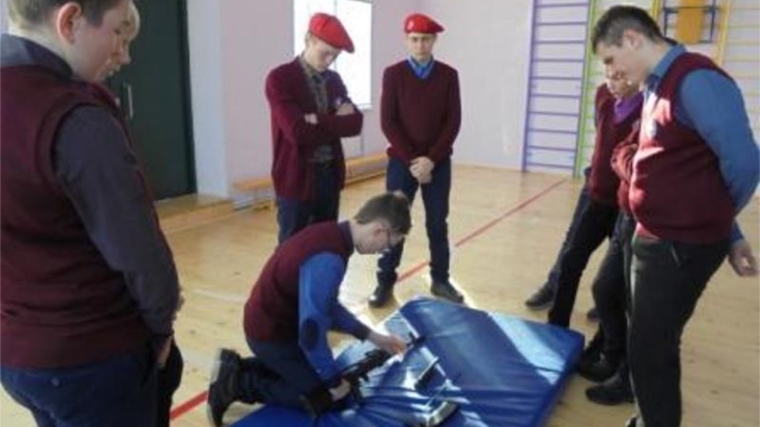 Юнармия: мастер-класс по сборке-разборке автомата Калашникова показали учащиеся Алтышевской средней школы