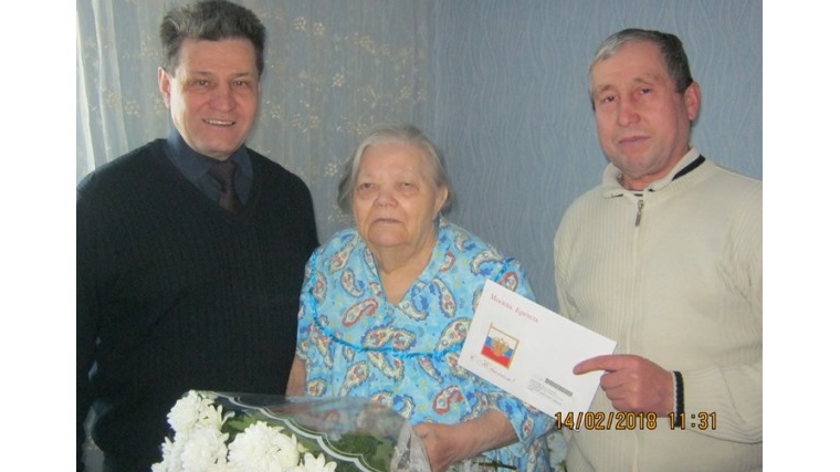 90-летней жительнице Московского района г. Чебоксары вручили поздравительную открытку от Президента России Владимира Путина
