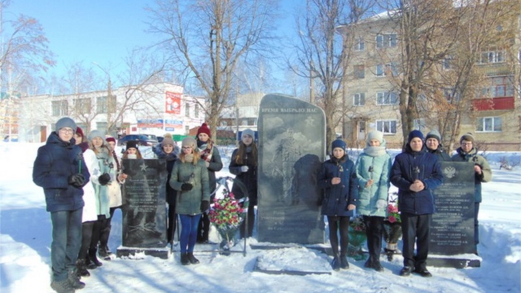 В День памяти воинов-интернационалистов обучающиеся шумерлинской гимназии инициировали акцию «Черный тюльпан»
