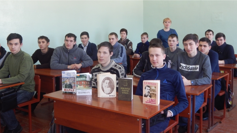 В библиотеке семейного чтения состоялся краеведческий час «Школой живу и дышу»