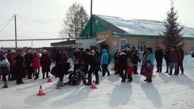 Центром праздника Масленицы в деревне Новые Шальтямы стала уличная площадка возле Дома культуры