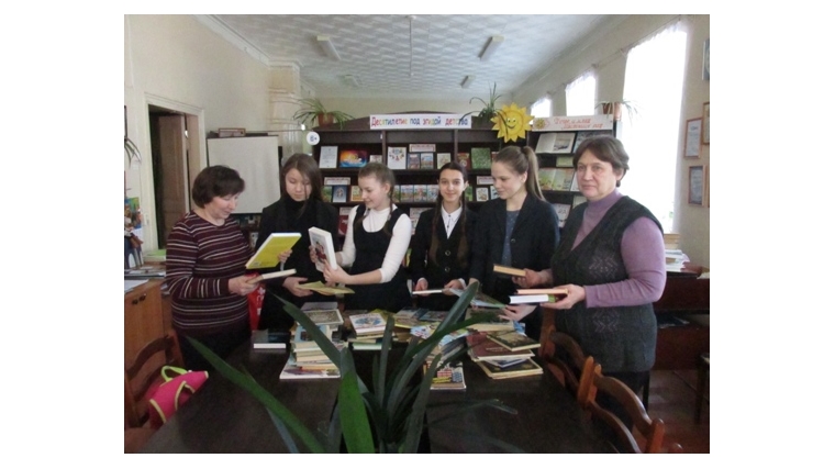 В рамках Года добровольца (волонтера) учащимися школ Ядринского района проведена акция «Подарите детям книги»