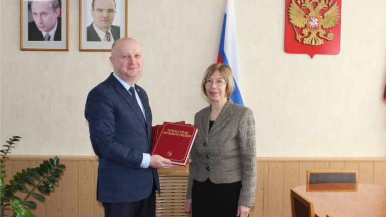 Глава муниципалитета Андрей Софронов Ядринской центральной библиотеке подарил новые книги