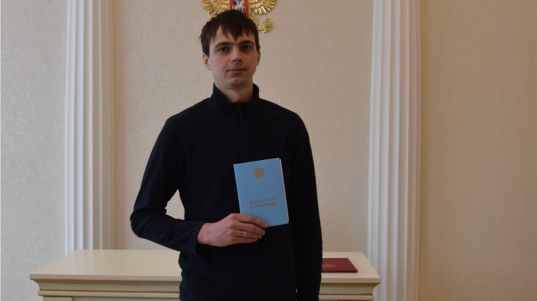 В Московском районе в торжественной обстановке вручили свидетельство о рождении первенца