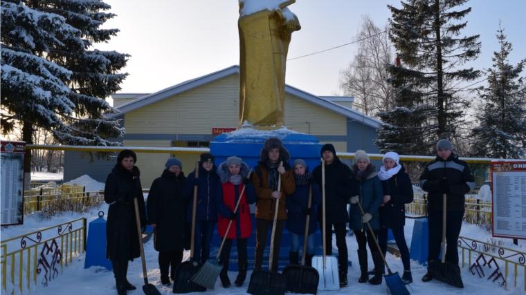 Добровольцы очистили от снега памятник павшим землякам