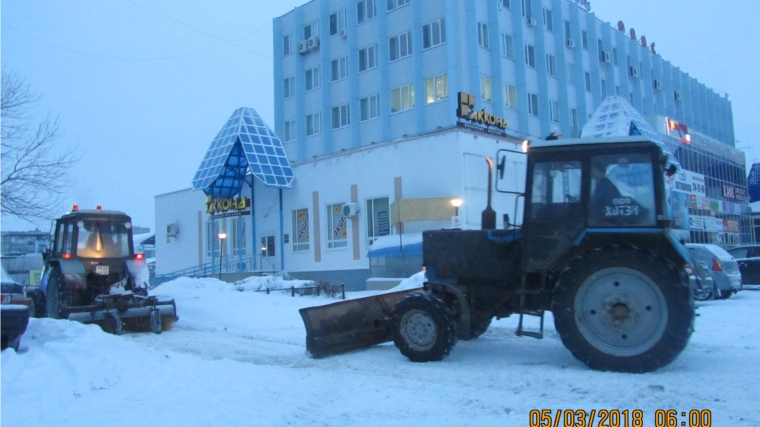 В Калининском районе столицы ликвидируют последствия воскресного снегопада
