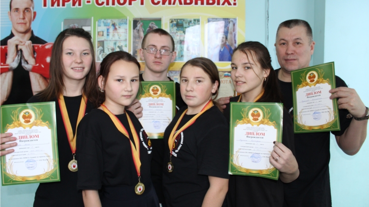 Четыре медали завоевали наши спортсмены-гиревики на первенстве Чувашской Республики по гиревому спорту среди юниоров и юниорок