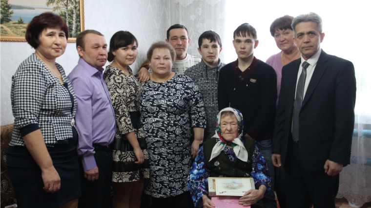 Глава администрации Шумерлинского района Л.Г. Рафинов поздравил Х.К. Кириллову со 100-летним юбилеем