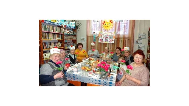 Международный женский день: в библиотеке имени П. Хузангая провели «Цветочный девичник»