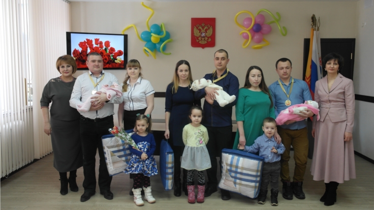 В преддверии Международного женского дня в Ленинском районе состоялось торжественное вручение свидетельств семьям новорожденных девочек