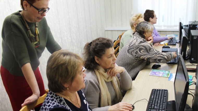 В Шумерле пенсионеры проходят обучение работе с сайтами государственных учреждений