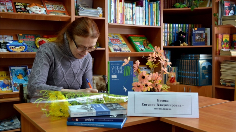 Шумерлю с творческим визитом посетила писательница Евгения Басова (литературный псевдоним Илга Понорницкая)