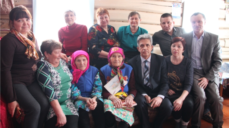 Глава администрации Шумерлинского района поздравил с 90-летием жительницу д. Тугасы