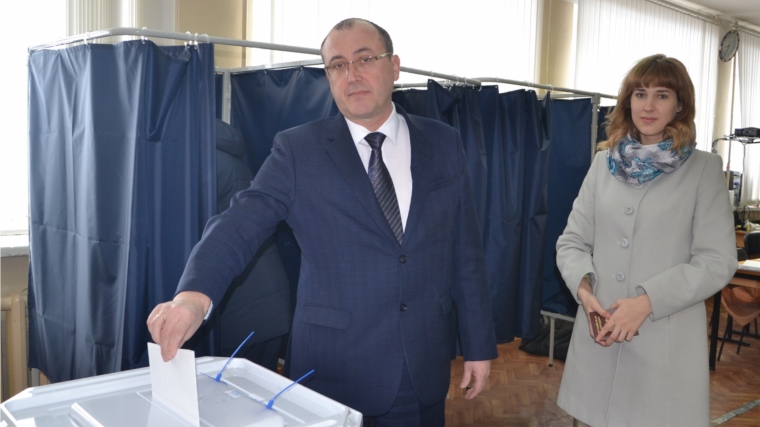 _Глава администрации города Алатыря Ю.Н. Боголюбов проголосовал на избирательном участке №2610