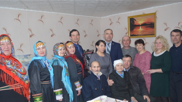 Глава администрации Красноармейского района Александр Кузнецов поздравил юбиляров семейной жизни с золотой свадьбой