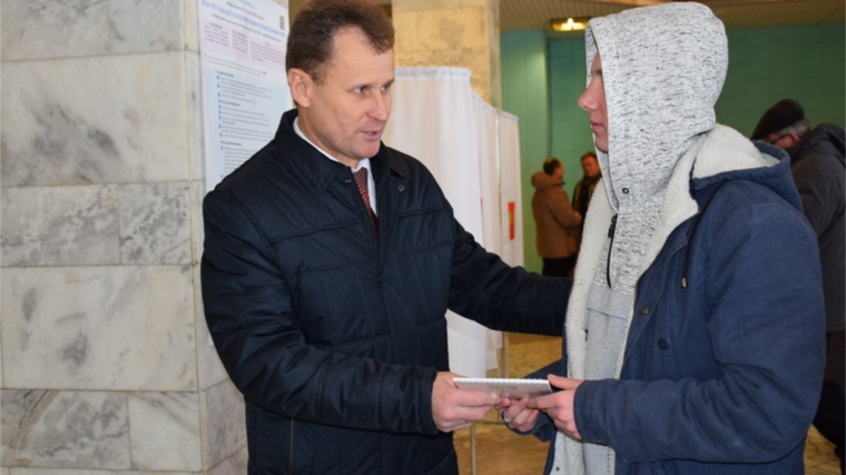 Глава администрации города Шумерли поздравил впервые проголосовавшего