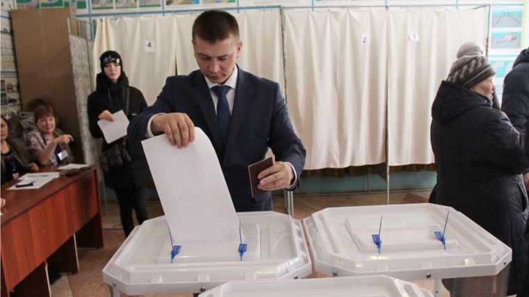 Глава администрации города Канаша Виталий Михайлов проголосовал за достойное будущее страны