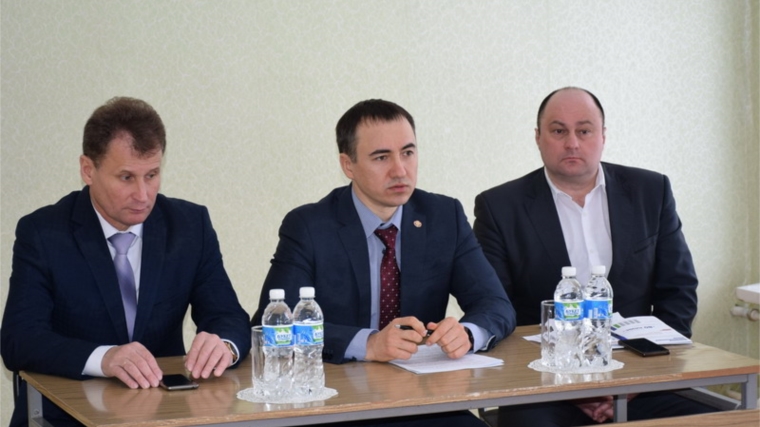 В ходе Единого информдня с участием министра экономического развития, промышленности и торговли Чувашской Республики Владимира Аврелькина в Шумерле прошло обсуждение Послания Президента России
