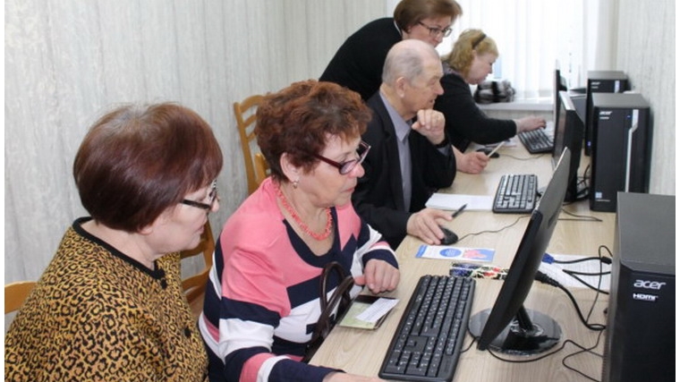 Еще одна группа пенсионеров проходит курсы обучения работы с сайтами госучреждений