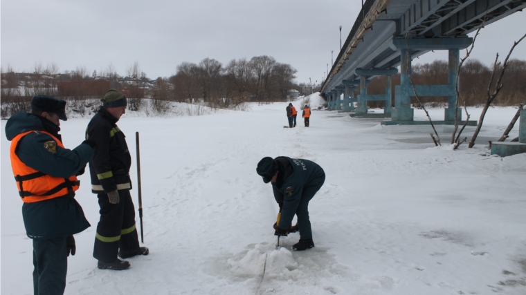 _Распиловка льда произведена в целях снижения нагрузки на опоры моста