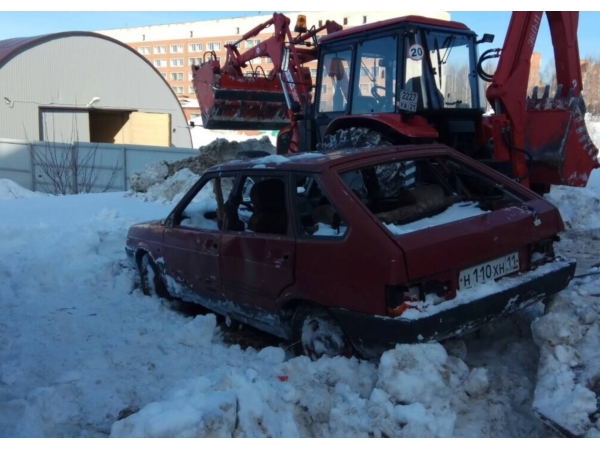 В Московском районе Чебоксар эвакуируют бесхозные автомобили ("Чебоксары.ру") В Московском районе Чебоксар эвакуируют бесхозные автомобили ("Чебоксары.ру")