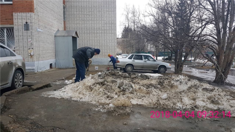 В Московском районе проводятся работы по ворошению снега на прилегающих территориях