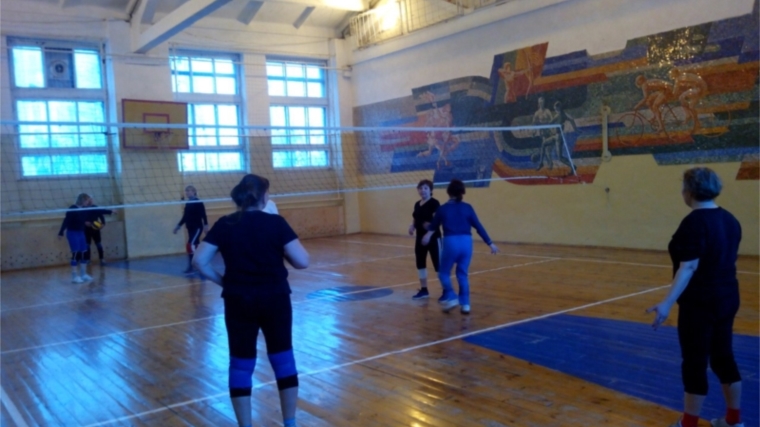Команда "Ветеран 2" одержала победу в товарищеской игре по волейболу