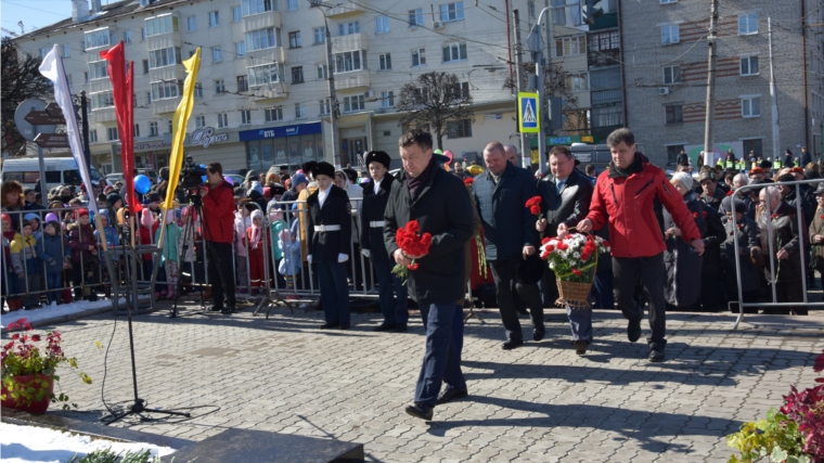 Делегация Московского района г. Чебоксары возложила цветы к памятникам героям космоса
