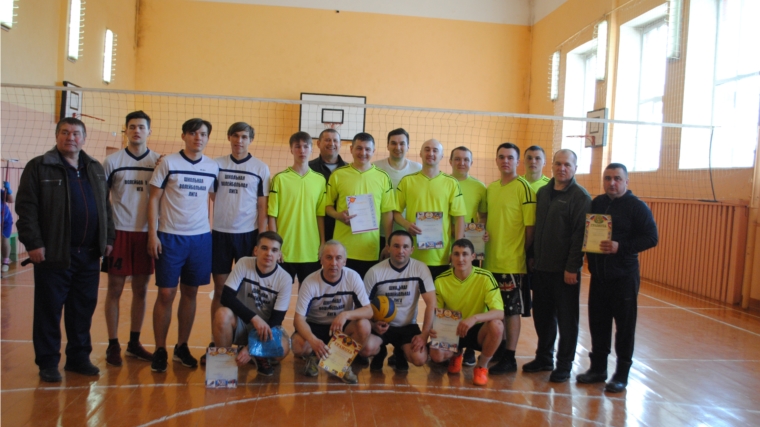 В спортивном зале Шемуршинской школы прошло первенство района по волейболу среди мужских команд