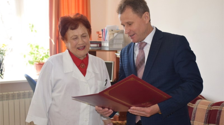 Глава администрации города Шумерля поздравил Почетного гражданина с 80-летним юбилеем