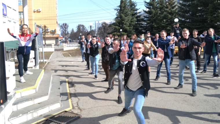 Здоровая традиция здорового вуза: Чебоксарские студенты весеннее утро начали с массовой зарядки